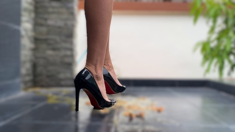 LaylaX: Telur nakal dengan sepatu hak tinggi warna hitam
