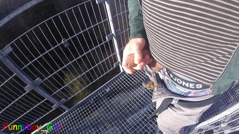 Funnyboy-Ger: Afară, pe un turn de observație foarte public de pe...