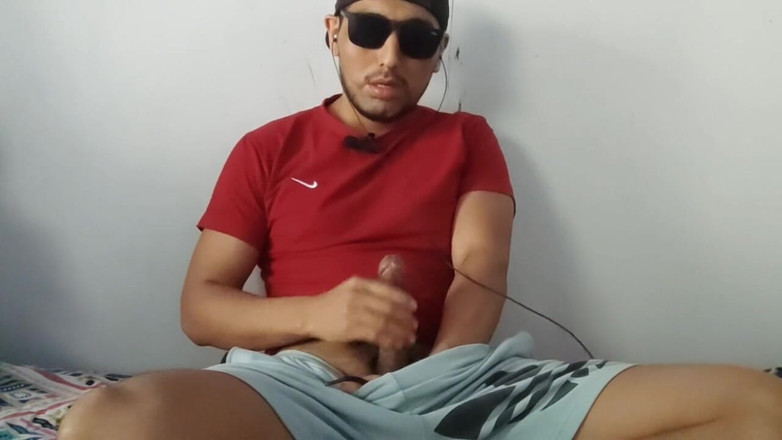 Hornyboy2058: Сексуальная латина мастурбирует солнцезащитными очками