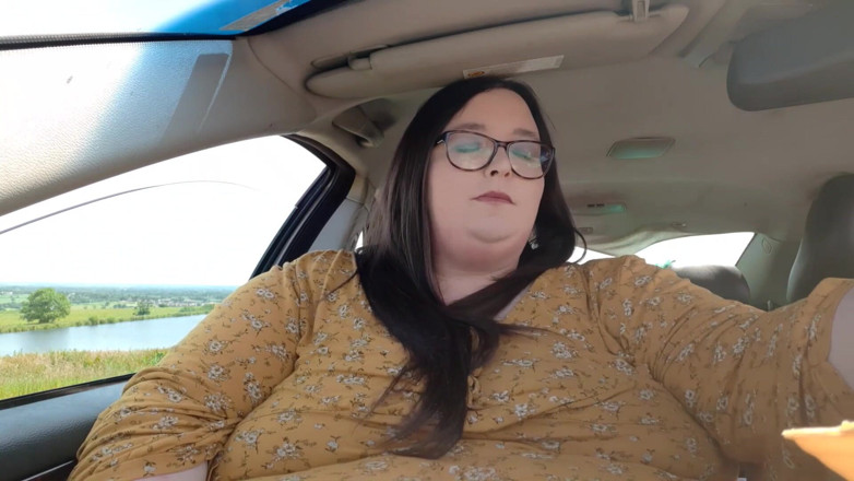 SSBBWLadyBrads: Mâncând mâncare în mașină cu un prieten