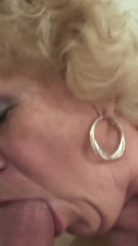 Diese heiße und sexy vollbusige und sehr geile oma lässt ihre enge und sehr haarige muschi wild gefickt werden