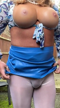Crossdresser amator Kellycd2022 milf sexy în colanți albi
