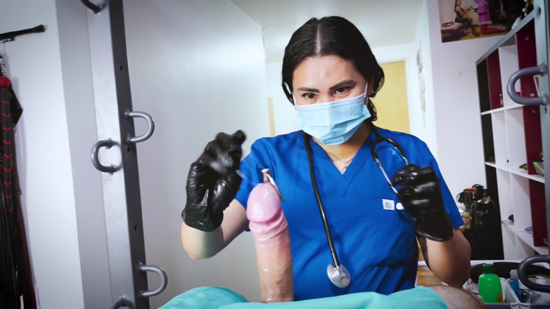 DominaFireOfficial: क्रूर नर्स Domina Fire किनारा कर रही है और सीबीटी लग रहा मरीज