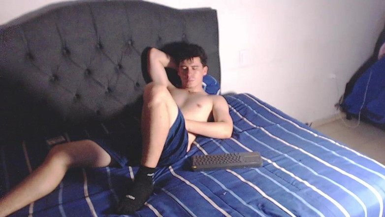 Icyhot707: Yatağımda Penisimi Çekiyorum