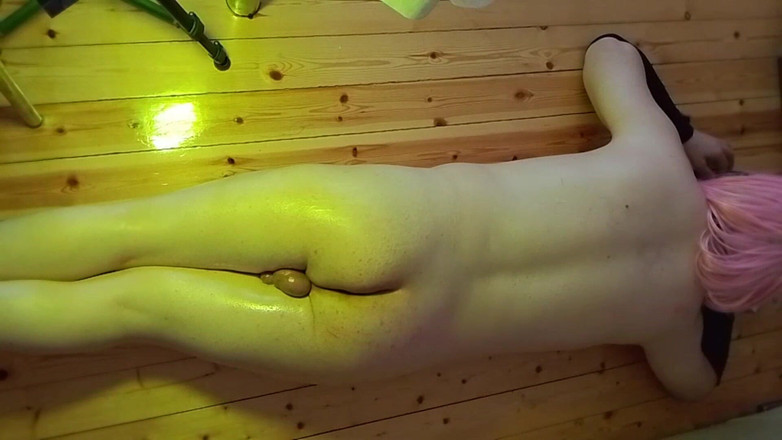 Kitty_Cross: Nádherná trans dívka chodí v růžových hedvábných šatech