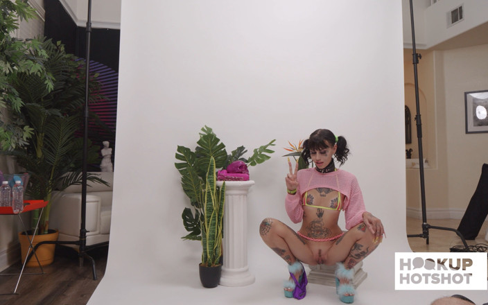 HookUp HotShot-BTS: Bts - ¡la muñeca cc tatuada revela su cuerpo en una atrevida...