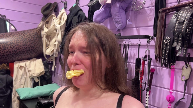 Mistress's dirty priest purple dungeon: Ordeño transexual esclavo lactante tetas