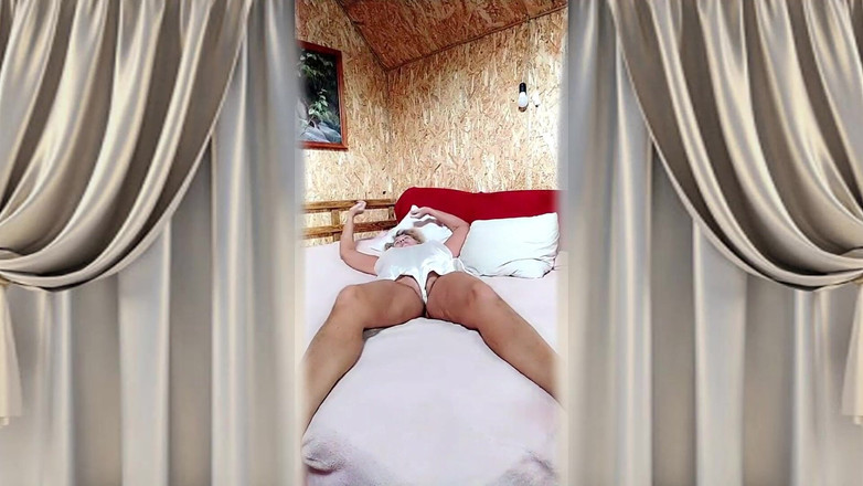 Lukerya: Sexy žena v domácnosti Lukerya na velké měkké posteli