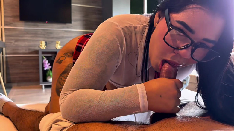 AlejandraGarciax: Una studentessa grande lascia che il suo sedere venga riempito...