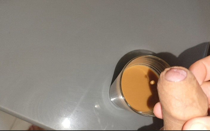 Straight Daddy Club: Lelaki lurus muda menggunakan kaedah baru panas pada batangnya.