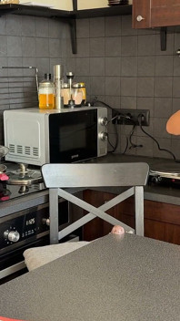 Gostosa faz xícara quente de café descalça