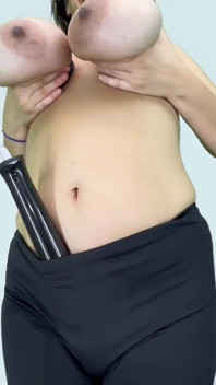 Dildo v mých kalhotách, zatímco jsem svázal prsa pod košile
