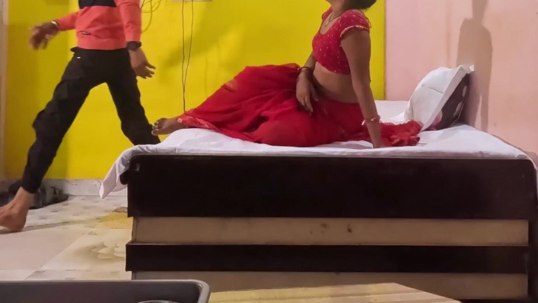 Hot Girls Indian: Sexy bhabhi v červeném saari ošukaná v jiném stylu