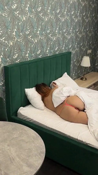 Sudut pandangan pertama milf jalang curang mengambil zakar dalam pantatnya