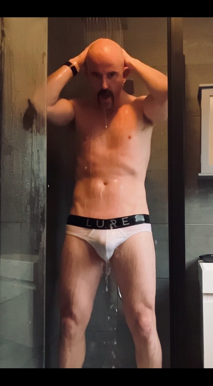 JayDubz: Kdo má rád sexy chlapy ve sprše?