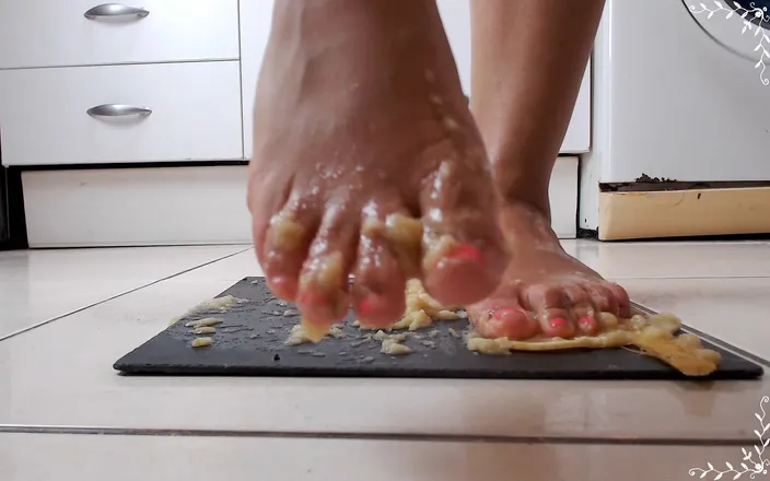 Anitta: Banana's foot smashing