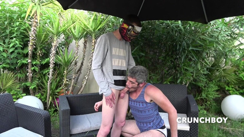 Fun raw sex with straight curious: Dmimitrii трахнул в саду молодой твинк с гетеро