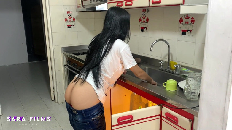 Sara films: Instalatoare excitată își arată curul uriaș