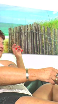 La gilf rossa tatuata si fa sborrare sulle tette dopo aver scopato