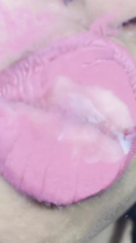 Pink Foxx Memberikan Ciuman