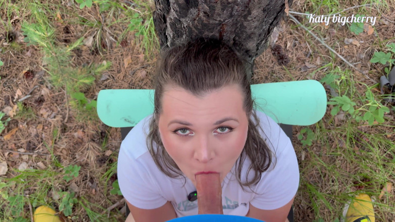 Katybigcherry: Menina peituda se perdeu na floresta, mas encontrou um pau...