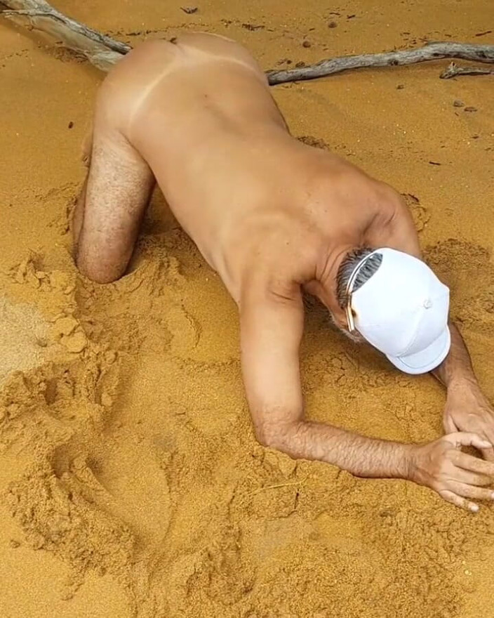 Ladysilvas: Ladysilva在海滩上炫耀裸体