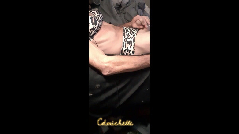 Crossdressers Cd Michelle wearing sexy lingerie: Crossdesser Cdmichelle draagt sexy gevlekt badpak tijdens het spelen met...