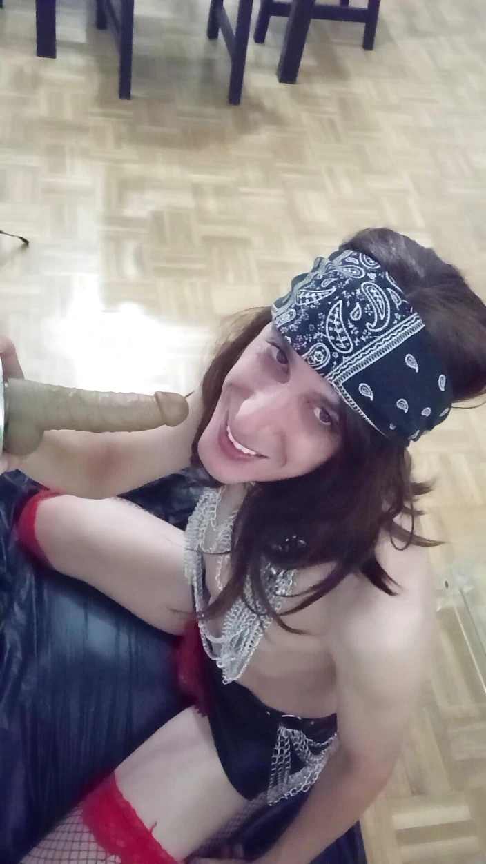 Penelopene27: Crossdresser 吮吸假阳具 Deeptroath