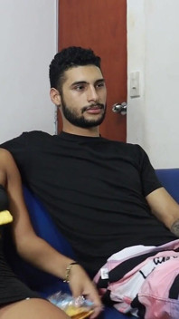 An einem ruhigen Nachmittag teile ich mir ein Zimmer mit meiner Stiefschwester und sie lutscht mir einen Schwanz