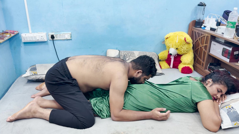 Vaigavarun45: Mallu ragazza massaggio corporale e cazzo duro in camera da...