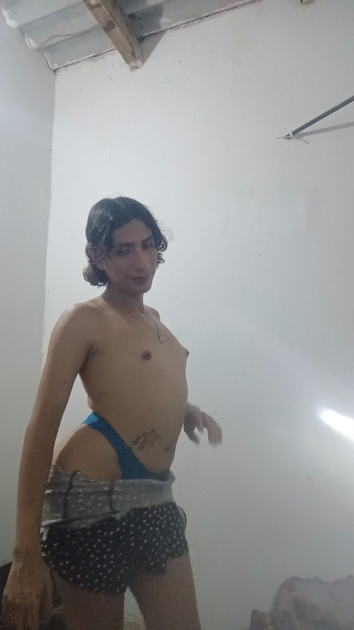 Femboy from Colombia: Prsa, která se stále zvětšují