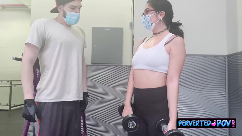 Perverted POV: Onlyfansモデルはジムで男からコンテンツを取得します