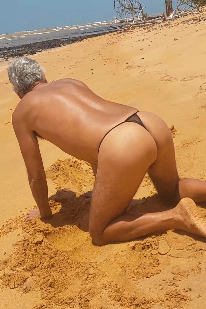 Ladysilvas: Ladysilva di pantai sangat hot dengan celana dalam