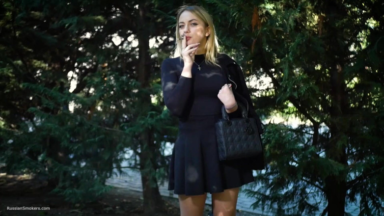 Russian Smokers: Awek blonde panas merokok dua rokok hitam di alam semula...