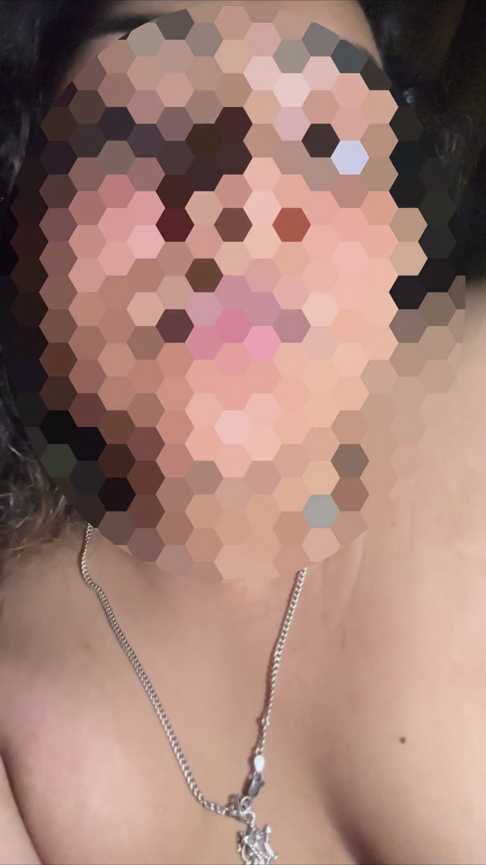 White Skin: Macecha mě nechala hrát si s jejími prsy a tvrdě...