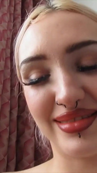 Je doigte la chatte et le trou du cul de la jolie Kitty Marie avant une pipe