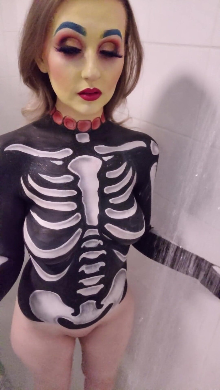 Em Yang: Bộ xương bodypaint vòi hoa sen &amp; chơi vú