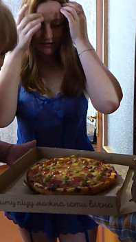Mój sąsiad instruktor fitness przyszedł do mnie przed pracą i zamówiliśmy pizzę razem, aby skusić dostawcę