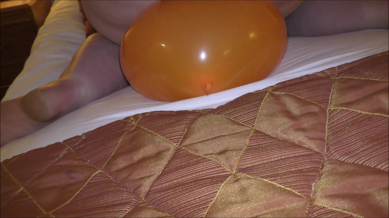 Mxtress Valleycat: สาวอวบเล่นสนุกกับลูกโป่งยาง