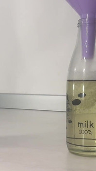 我通过漏斗在瓶子里尿尿