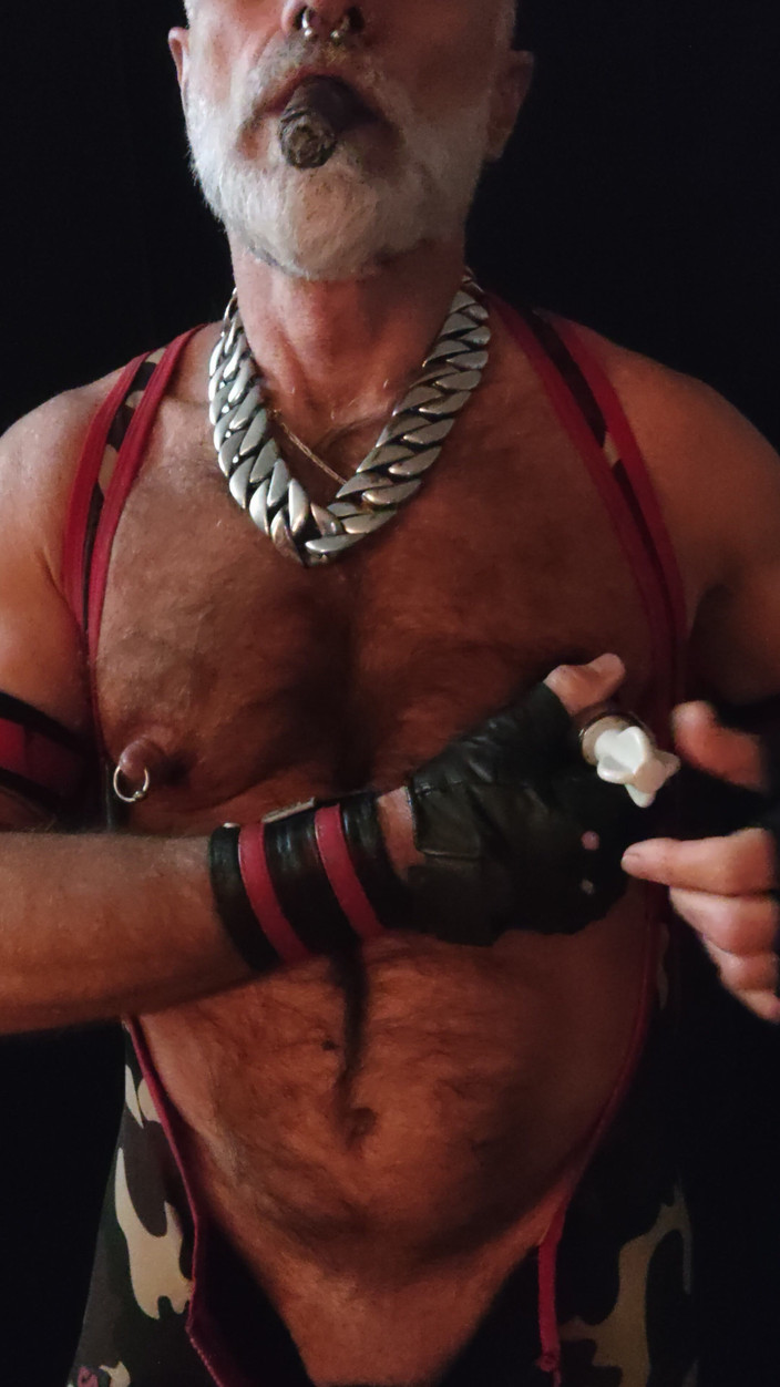 MusclesCigarsFFPig: Bröstvårt muping medan du röker gar