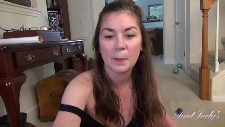 Aunt Judy's: AuntJudys - Doing yoga with 42yr-old Stepauntie Isabella (Virtual POV)