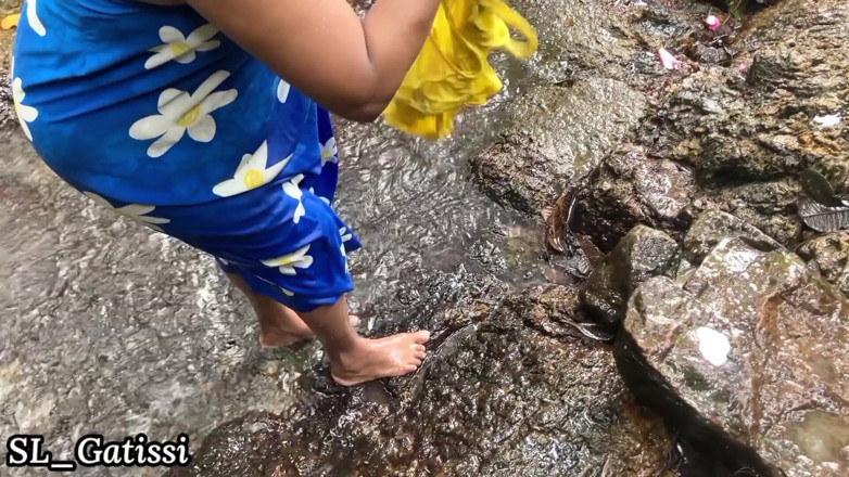 SL Gatissi studio: Awek semula jadi Sri Lanka mandi