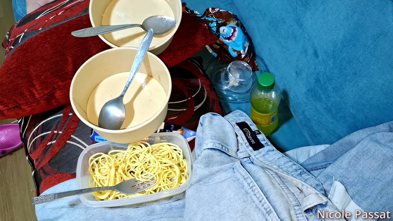 Nicole Passat: La enorme sessione di ripieno della pancia di nicole