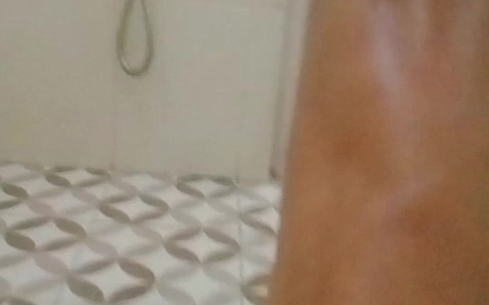 Amazingbeautycum: 我正在洗澡，突然间，我的男人进来看着我的全身