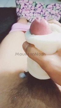 POV, une trans se masturbe