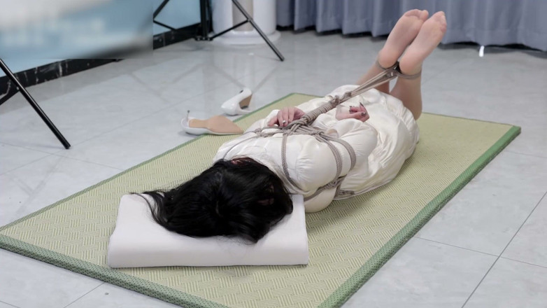Asian bondage: Petite amie en robe et bas, attachée à la corde