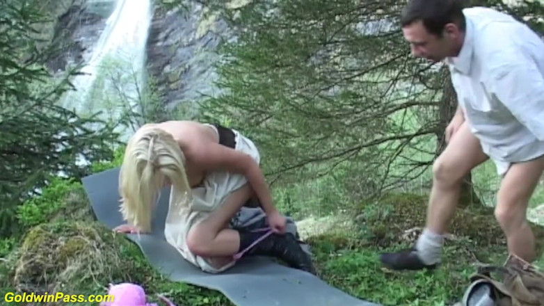 Goldwin pass: Ce couple allemand excité adore baiser dans la nature