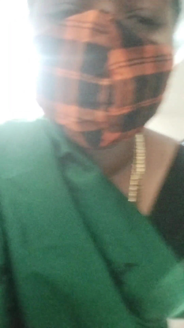 Desi World: Špinavá tamilská tetička v sárí a těsná halenka