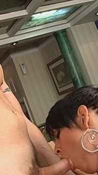 Un tip căsătorit o seduce pe sora sexy matură sexy a soției sale și îi dezvăluie pula tare